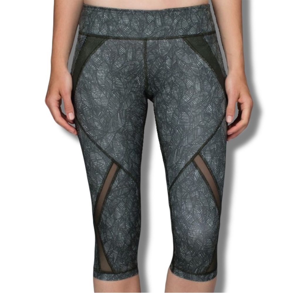 Lululemon Cool To Street Crops in Jazzy White And Gator Green